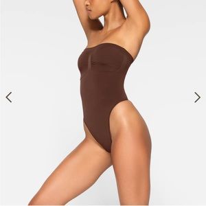 SKIMS Seamless Sculpt Strapless Thong Bodysuit Cocoa Size Small removable straps